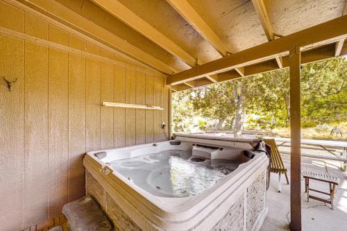 Fotografie z fotogalerie ubytování Peaceful Strawberry Cabin Fire Pit and Hot Tub v destinaci Pine
