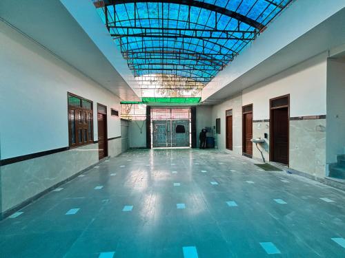 an empty room with a blue ceiling in a building at Shri Gaya Prasad Dham in Vrindāvan