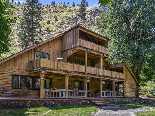 Casa de madera grande con terraza grande en The Community at Riggins Hot Springs, en Riggins