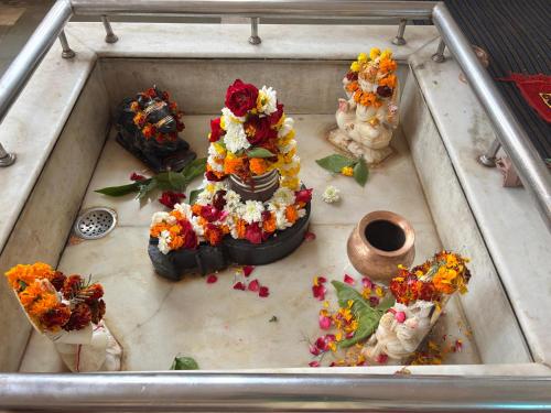 a display of flowers on a table in a tray at Shri Gaya Prasad Dham in Vrindāvan