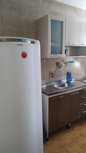 Kuchyň nebo kuchyňský kout v ubytování Apartamento perto do mar com garagem coberta em Praia de Leste
