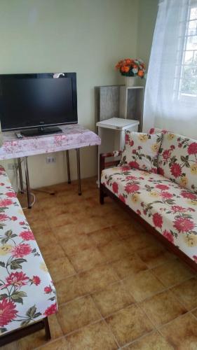 TV a/nebo společenská místnost v ubytování Apartamento perto do mar com garagem coberta em Praia de Leste