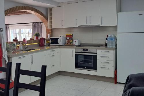 2 Bed Villa - Sleeps 5 - Private Pool & Garden