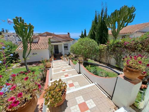 2 Bed Villa - Sleeps 5 - Private Pool & Garden
