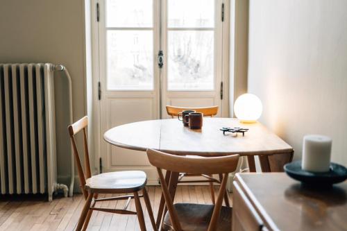 une cuisine avec une table et des chaises et une fenêtre dans l'établissement Chambre Josephine, à Nancy