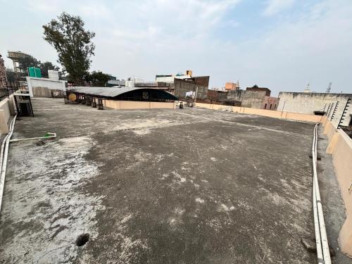 an empty parking lot on top of a building at Shri Gaya Prasad Dham in Vrindāvan