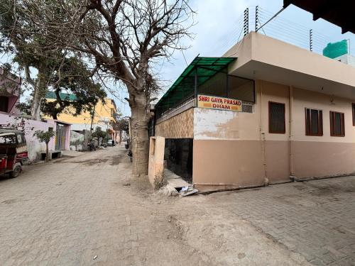 a building on the side of a street at Shri Gaya Prasad Dham in Vrindāvan