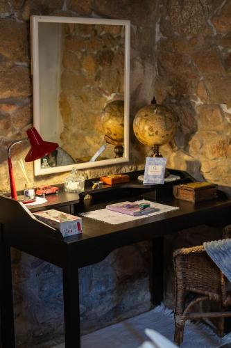 a desk in a room with a mirror at Masia Cal Fuster in Joanet