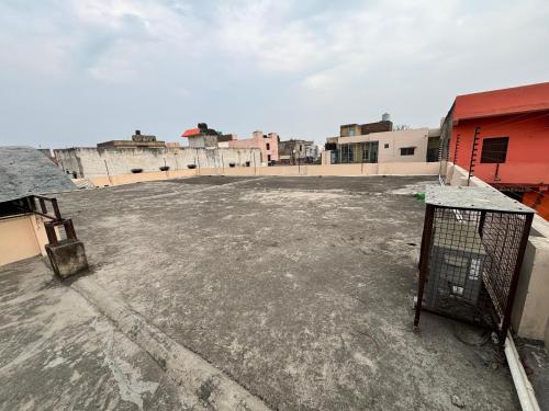 an empty parking lot on top of a building at Shri Gaya Prasad Dham in Vrindāvan