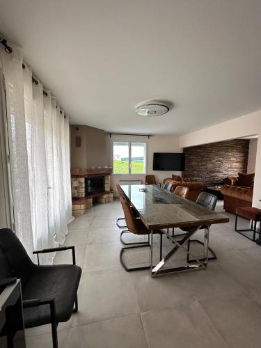 un salon avec une table et quelques chaises dans l'établissement AU COEUR DU TERROIR CHAMPENOIS, à Chavot-Courcourt