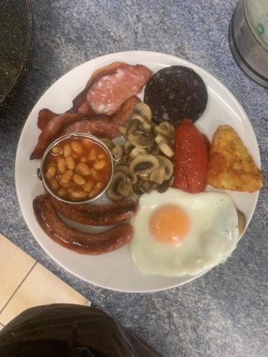 een bord met ontbijtproducten met eieren worst bonen en champignons bij Harleys Reads Avenue in Blackpool