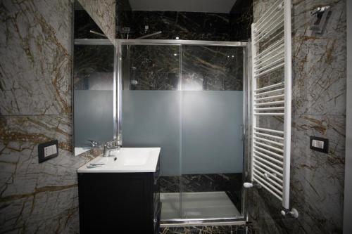 a bathroom with a shower and a sink at Suite Relax 1 in Coazzano