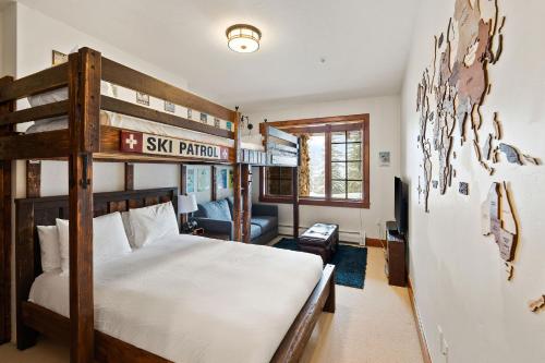 Postel nebo postele na pokoji v ubytování Bear Paw Lodge C204