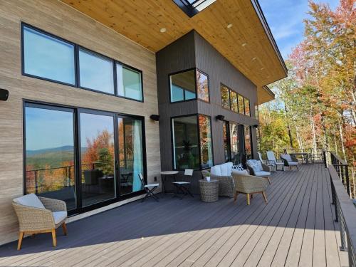 Un balcón o terraza de Stunning 4br Luxury Scandinavian style home with great views
