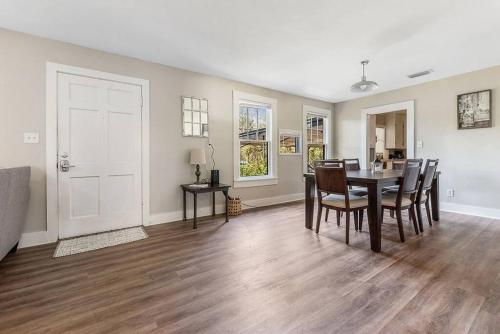 Χώρος καθιστικού στο Spacious Farmhouse Ranch Near Mobile