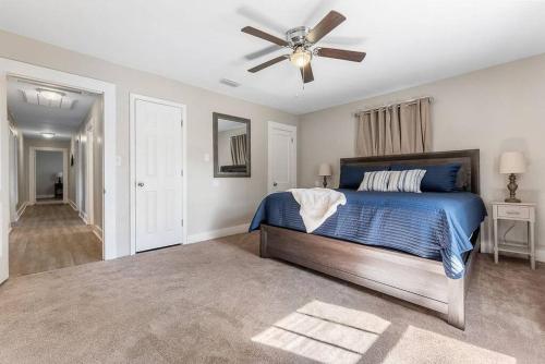Ένα ή περισσότερα κρεβάτια σε δωμάτιο στο Spacious Farmhouse Ranch Near Mobile