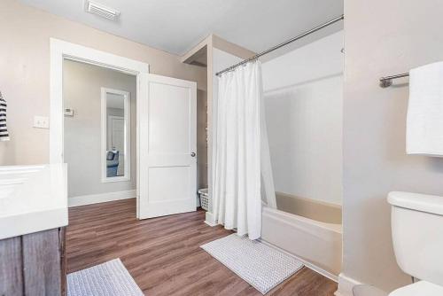 Ένα μπάνιο στο Spacious Farmhouse Ranch Near Mobile