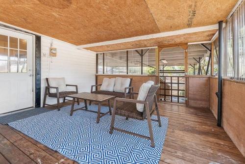 Χώρος καθιστικού στο Spacious Farmhouse Ranch Near Mobile