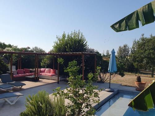 une terrasse avec un kiosque et une piscine dans l'établissement Casa Di Nonna, à Ghisonaccia