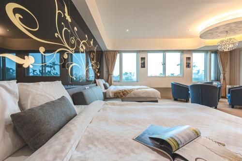 a hotel room with two beds and a desk at 宜蘭小綠丘民宿 in Luodong