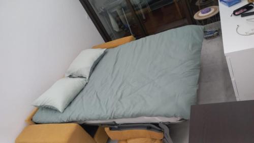 - un canapé avec un oreiller dans l'établissement Apartment Nice-Monaco, à Villefranche-sur-Mer