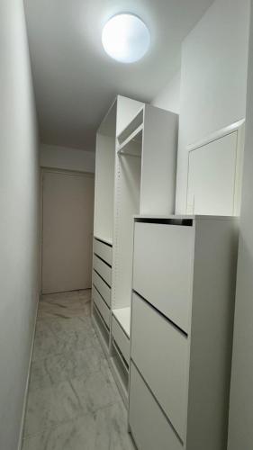 d'une chambre avec des placards blancs et une lumière au plafond. dans l'établissement Apartment Nice-Monaco, à Villefranche-sur-Mer