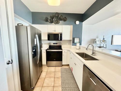 Кухня или мини-кухня в Amazing views! Great beachfront Panama City Condo

