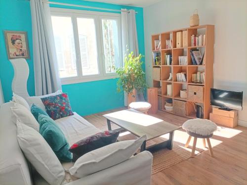 un salon avec un canapé et une table dans l'établissement Agréable T2 à 5 min du Palais des Papes avec Wifi Terrasse partagée, à Avignon