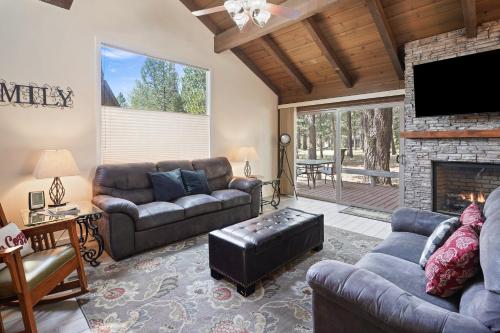 Χώρος καθιστικού στο 4br 2 Bath home in 2 Landrise