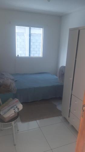 a small bedroom with a bed and a window at Ap do montinegro in Campina Grande