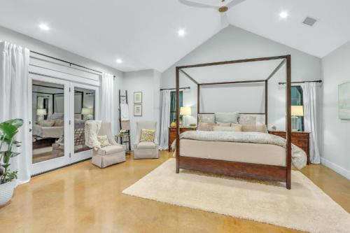 una camera da letto con letto a baldacchino e un soggiorno di Casa Colinas a Wimberley