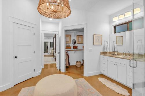 un bagno con lavandino e specchio di Casa Colinas a Wimberley