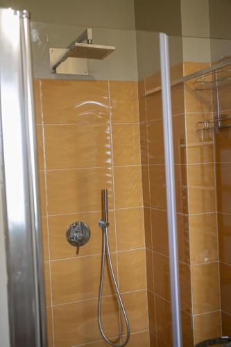 a shower with a hose in a bathroom at La Campagna di Peppe e Tullia in Formia