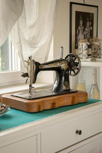 a sewing machine sitting on top of a counter at La Campagna di Peppe e Tullia in Formia