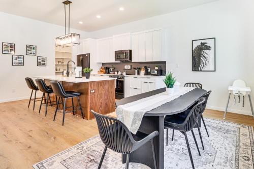 Una cocina o zona de cocina en Hot Tub, Game Room and Fire Pit Evergreen Escape