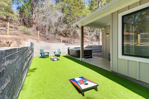 Jardín al aire libre en Hot Tub, Game Room and Fire Pit Evergreen Escape