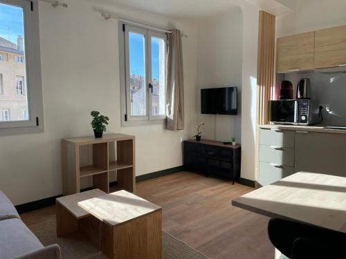 Studio climatisé plein centre ville 2ème ETAGE