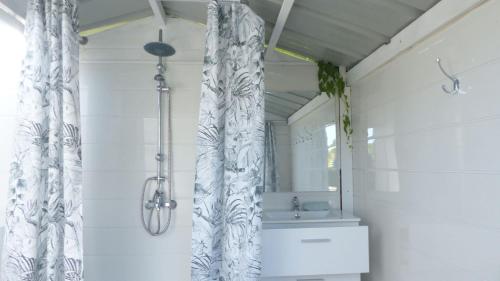 Ένα μπάνιο στο Confortable maison avec piscine a Larmor Baden