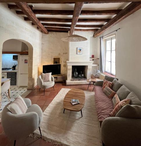 - un salon avec un canapé, des chaises et une cheminée dans l'établissement L'Arlésienne des Arènes, à Arles