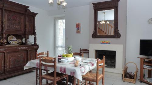 une salle à manger avec une table et une cheminée dans l'établissement Agreable maison de village - Baden, à Baden