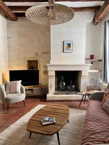 un salon avec un canapé et une cheminée dans l'établissement L'Arlésienne des Arènes, à Arles