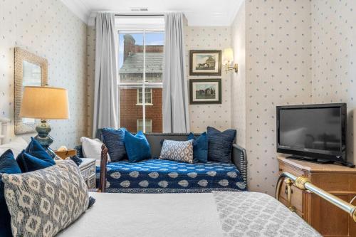 a living room with a couch and a tv at Leesburg Colonial Inn in Leesburg
