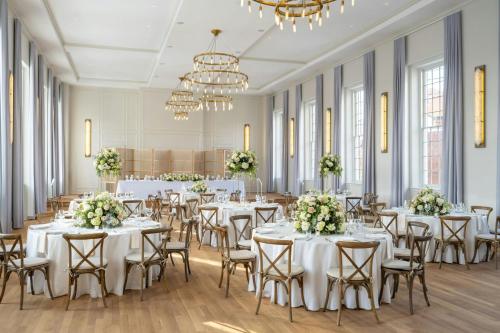 Ein Restaurant oder anderes Speiselokal in der Unterkunft Visitation Hotel Fredrick, a Tribute Portfolio Hotel 
