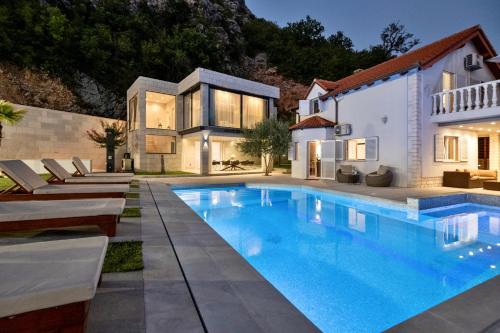 Luxury Lake-View Villa Karmen with Heated Pool, Private Spa & Sunset Terrace