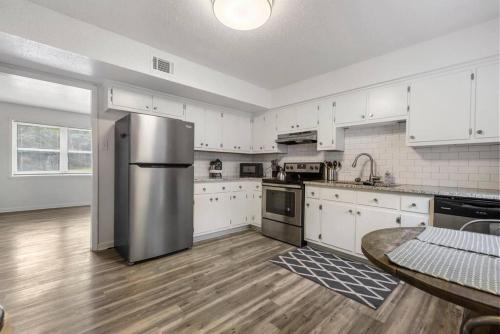 Η κουζίνα ή μικρή κουζίνα στο Townhomes Near the Bay - #3