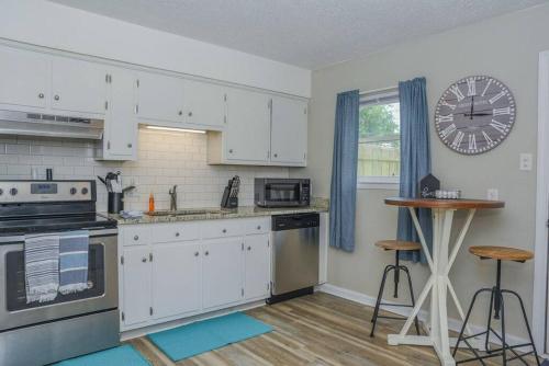 Kuchyň nebo kuchyňský kout v ubytování Townhomes Near the Bay - #5