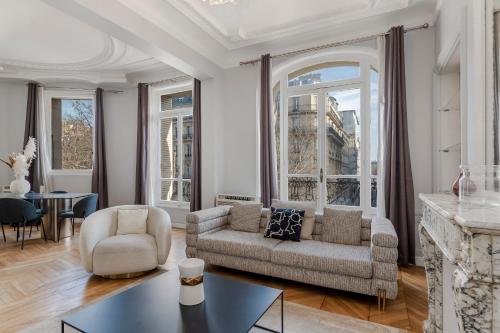 un salon avec un canapé et une table dans l'établissement 4 Bedroom Residence Opposite the Eiffel Tower, à Paris