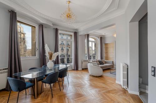 4 Bedroom Residence Opposite the Eiffel Tower