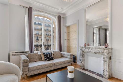 un salon avec un canapé et une cheminée dans l'établissement 4 Bedroom Residence Opposite the Eiffel Tower, à Paris