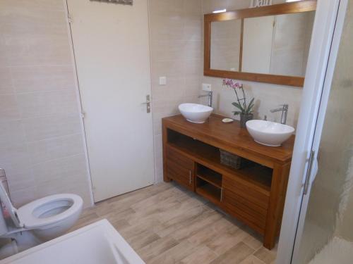 une salle de bain avec deux lavabos et un WC dans l'établissement Maison Gruissan village 90m2 avec jardin a 1km de la plage, à Gruissan